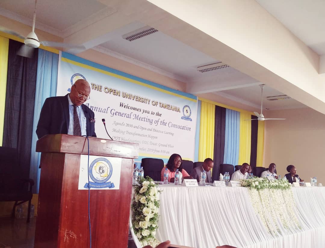 The Guest of Honour of the 29th Annual General Meeting of the Convocation, Prof. Joshua Alabi from Laweh University of Ghana presenting his speach